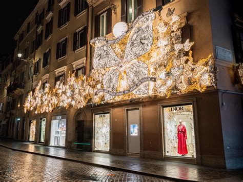 dior albero di natale|Piazza di Spagna si illumina con l'albero di Natale.